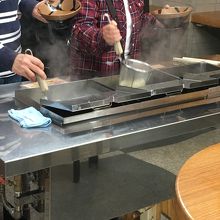 茹でと湯切りはセルフ