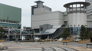 高松駅からはビルを越えて行く