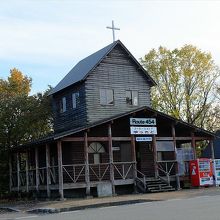 道を隔てた場所にある観光案内所とカフェは土日のみの営業