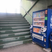 内野スタンド入口部分には飲料自販機も設置されていました