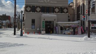 堺町交差点にあります。