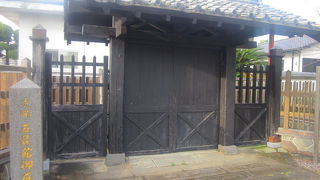 大村小学校の門として現役の側面もあります