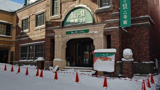 少し裏手にあります。