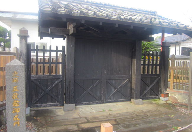 大村小学校の門として現役の側面もあります