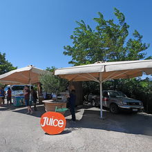 遺跡の方の駐車場　売店がある