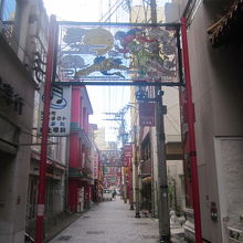 向かいに続く道路の様子