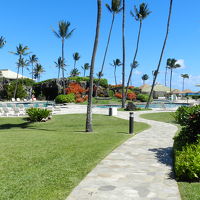 アクアカウアイビーチリゾート庭とプール