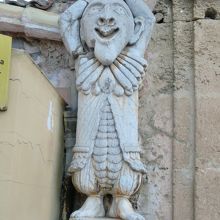 怪物屋敷の入口で出迎えてくれる愉快な小男像