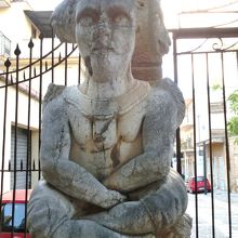 昔の玄関に置かれた不思議な像