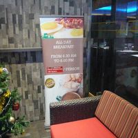 ホテルの前は、オープンカフェ的なくつろぎの場所になっています