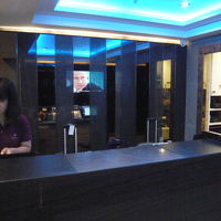 ホテルのフロントです。青い色の照明で、清潔感が感じられます。