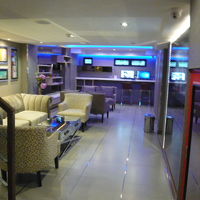 ホテルのフロントの横のロビーです。青色が清潔感を出しています