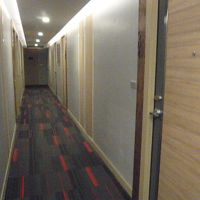 ホテルの廊下です。照明が心地良い感じを醸し出しています。