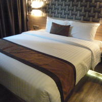 客室内のベッドです。やはり照明が柔らかな感じになっています。