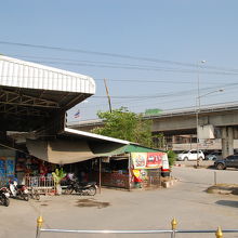 市場の入口です。向こうに見えるのは、ミャンマーとタイを結ぶ橋