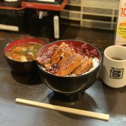 外国人観光客が多いお店です。ワンコイン500円から、うな丼が頂けるコスパの高いお店です。