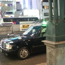 横断歩道脇に橋の柱などが残ってます