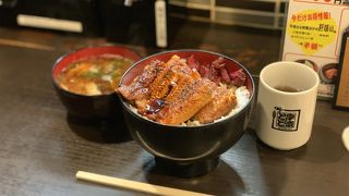外国人観光客が多いお店です。ワンコイン500円から、うな丼が頂けるコスパの高いお店です。
