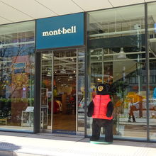 マスコットのクマさんがお出迎え