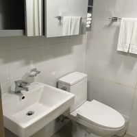 シャワーを浴びると床が濡れます