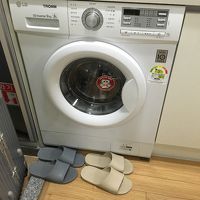 部屋に洗濯機があります。