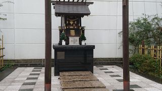 屋上庭園にある神社