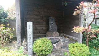 「麦の別れ」が刻まれています