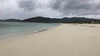 白い砂浜が広がる