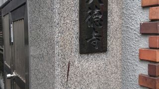 奥まった場所にあります