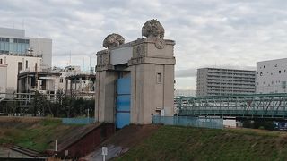 タワーの上のモニュメント