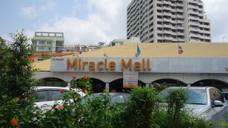 スクンビット通り沿いにあるドライブインの様な小さなモール