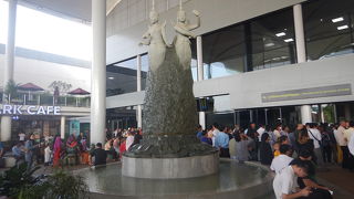 ２時間前にならないとチェックインカウンターが開かなかった