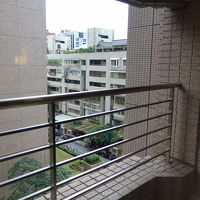 部屋からの眺望。裏の住宅街が見えています。