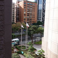 こちらは部屋から見えた大通り（民生東路）