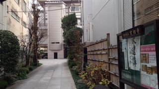 建物は近代的ですが参道に雰囲気を感じる