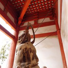 吽形、あーこうやって像を支えてるのねー