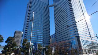 運河の流れを悠々と臨む