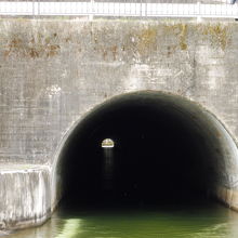 トンネル入口、当然明治時代の建築