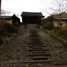 こちらは勅使門への重厚な石段