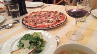 美味しいが、テーブルの間隔が狭すぎる