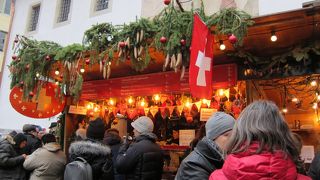 クリスマスの時期に食のマーケットがある