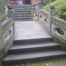 本堂の手前にはこんな石橋もありました