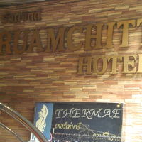 スクウィンヴィット通りの傍にあるホテルの入口の様子です。