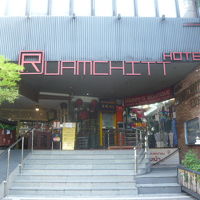 １階は、レストランや両替店、洋服店等があり、多様なビルです。