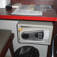 場所柄、セーフティボックスは、気になります。やや小さい感じが