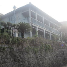 オランダ坂から見上げた建物の外観