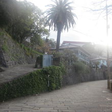 朝のオランダ坂界隈の風景