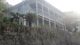 オランダ坂からの眺めが美しい建物です