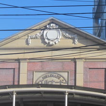 電車通り側入口上部の様子