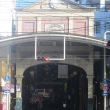 電車通り側からは、アーケードの上辺も少し目障り…。